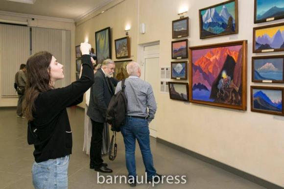 14 апреля в музее «Город» открылась выставка подлинных картин Николая и Святослава Рерихов «Ковчег будущего»
