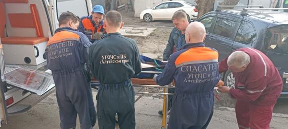 Алтайские спасатели помогли медикам попасть в квартиру к нуждающемуся в помощи мужчине