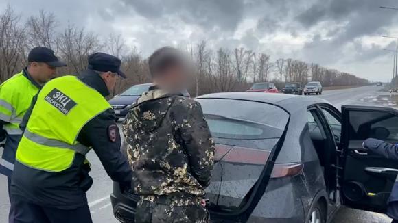На Змеиногорском тракте в Барнауле полицейские поймали наркокурьера