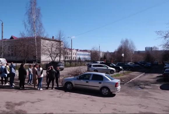 В Барнауле родители с трудом доставляют детей-инвалидов на уроки из-за отсутствия парковки