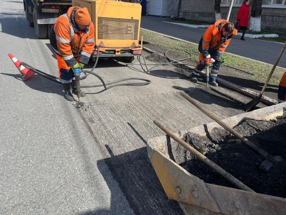 Рабочие продолжают латать дыры асфальтобетоном на барнаульских дорогах