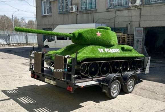 Барнаулец собрал зеленый танк ко Дню Победы