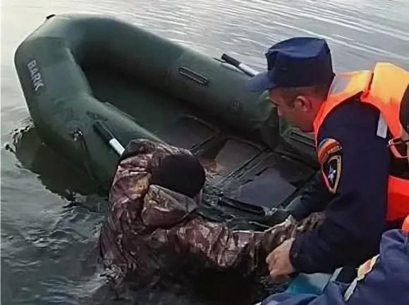 В Камне-на-Оби спасли рыбака, плывущего на коряге