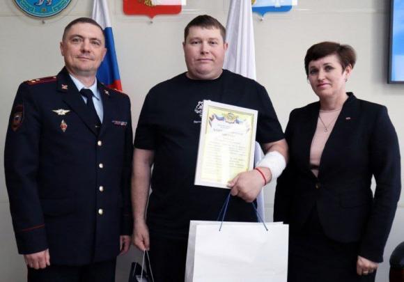 В Горно-Алтайске наградили таксиста, который спас младенца от пьяной матери