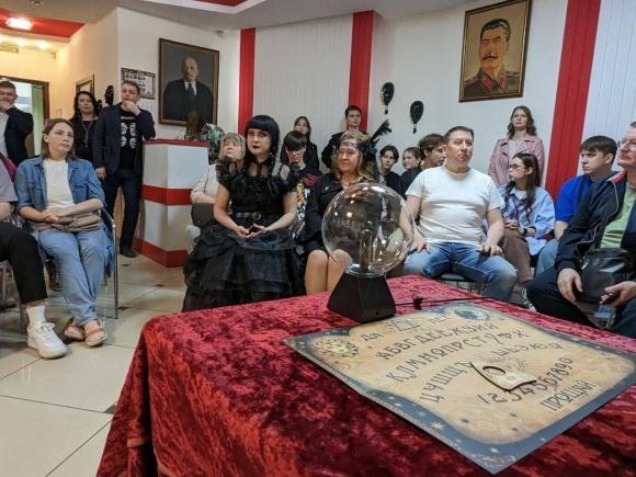 В Барнауле в рамках «Музейной ночи» провели спиритический сеанс по вызову духа Сталина