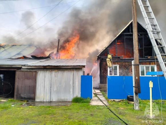 Огонь охватил два жилых дома в Новоалтайске