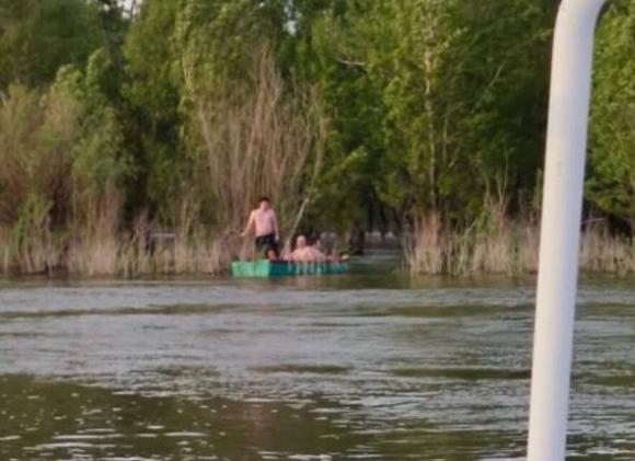 Трое пьяных рыбаков с самодельной лодкой застряли на Оби в Новосибирске