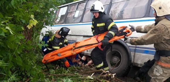 Автобус вылетел на остановку с людьми в Бийске - есть потрадавшие