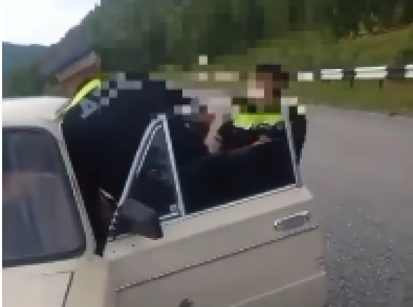 Автоинспекторы жестко задержали пьяного водителя в Горном Алтае