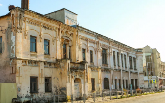 Еще одно историческое здание в Барнауле начали спасать от разрушения