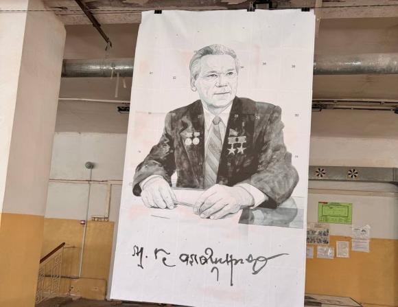 На Колыванском камнерезном заводе изготавливают мозаику с изображением Михаила Калашникова
