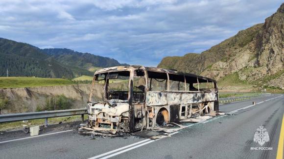 В Горном Алтае рейсовый автобус с пассажирам загорелся во время поездки