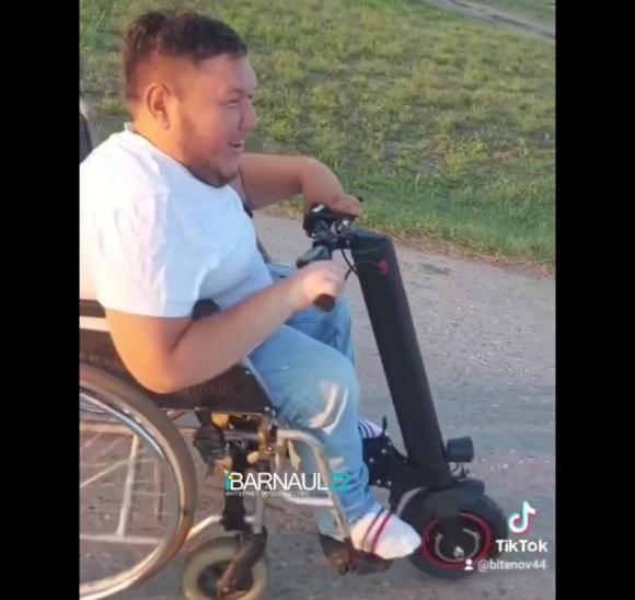 Военный из Алтайского края подарил инвалиду-колясочнику дорогое оборудование для передвижения