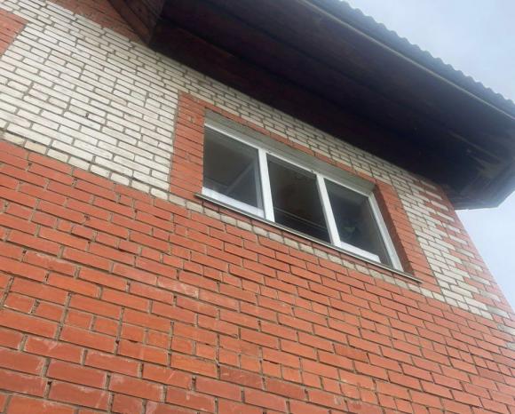 Трёхлетний мальчик, который выпал из окна коттеджа в Бийске, умер в больнице