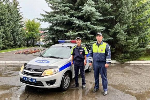 В Барнауле инспекторы ДПС оказали помощь дачнику, который повредил ногу бензопилой