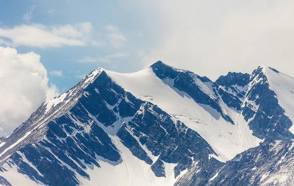 В Республике Алтай идет операция по спасению сорвавшегося с горы альпиниста
