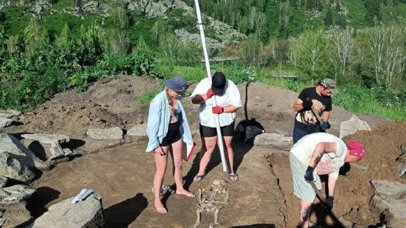Алтайские археологи нашли захоронение двухметрового древнего человека