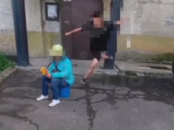Соцсети: В Рубцовске подростки регулярно издеваются над женщиной с ОВЗ