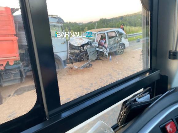 На Чуйском тракте КАМАЗ устроил серьезную аварию с легковушками