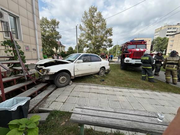 Вылетевший на тротуар автомобиль насмерть сбил женщину в Бийске