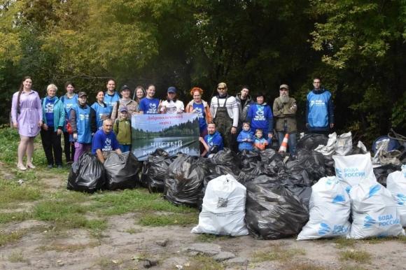 Отряд «Чистый край Алтай» провел уборку берега реки Пивоварки в Барнауле