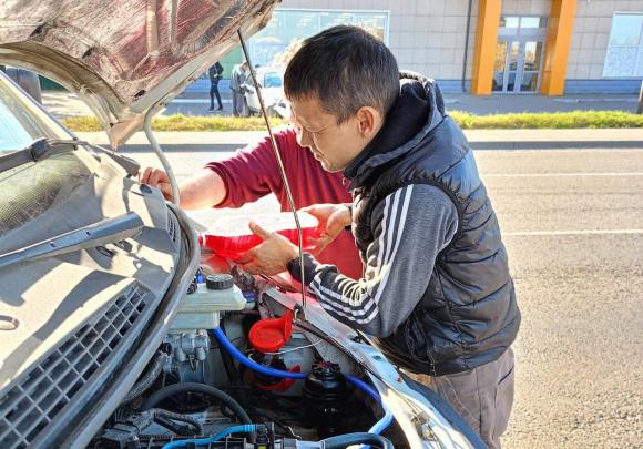 Бийчанин помог водителю скорой отремонтировать автомобиль