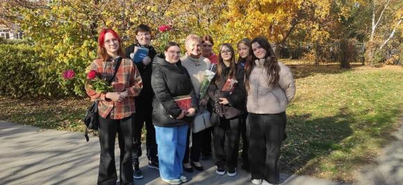 В День учителя школьники поздравили педагогов на пенсии