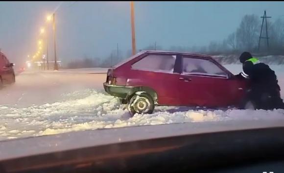 Госавтоинспекторы Бийска спасли автомобиль из снежного плена