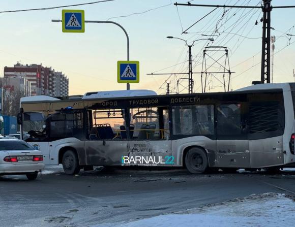 В Барнауле в ДТП с трамваем и автобусом пострадали пять человек