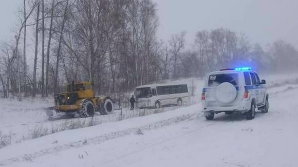 Полицейские помогли пассажирам застрявшего в снегу автобуса в Алтайском крае