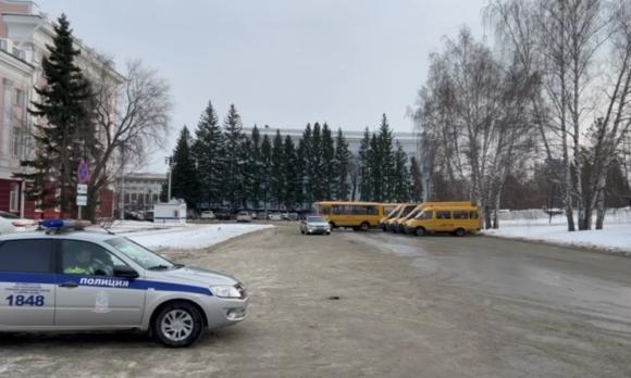 Школьные автобусы могут затруднить движение перед Новым годом в Барнауле