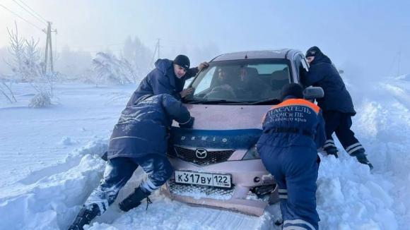 Алтайские спасатели помогли застрявшему в снегу водителю