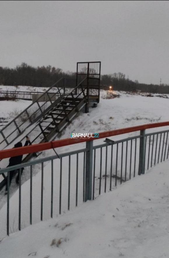 В РЖД рассказали, зачем поставили двери в конце лестницы