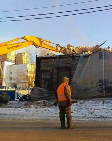 На центральном проспекте Барнаула сносят спрятанное под баннером здание