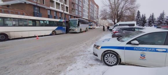 У ж/д вокзала Барнаула столкнулись два автобуса