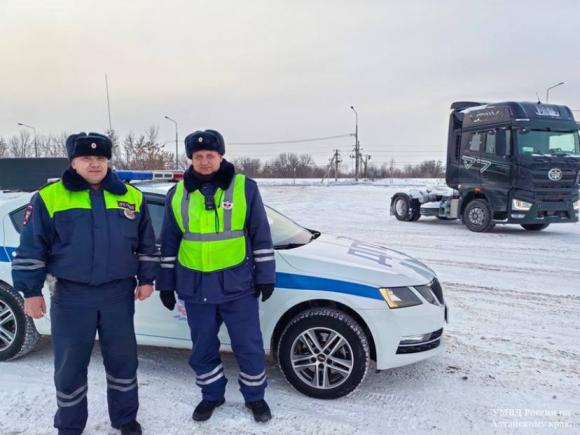 В Рубцовском районе инспекторы ГИБДД спасли замерзающего водителя