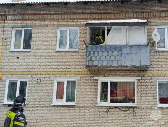 В Тальменке 2-летний ребёнок оказался за закрытой дверью