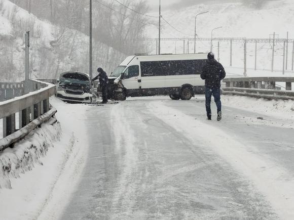 Старый мост в Барнауле перекрыт  в обе стороны из-за серьезного ДТП