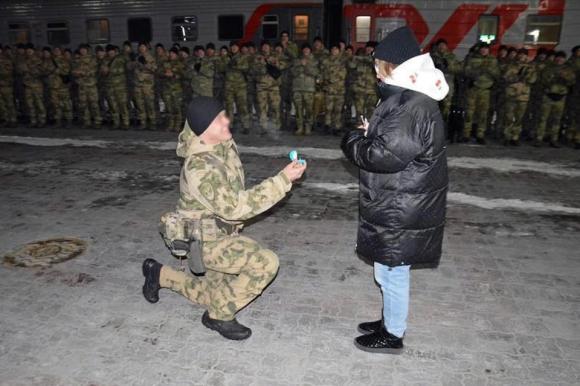 Боец ОМОН сделал предложение возлюбленной на вокзале в Барнауле