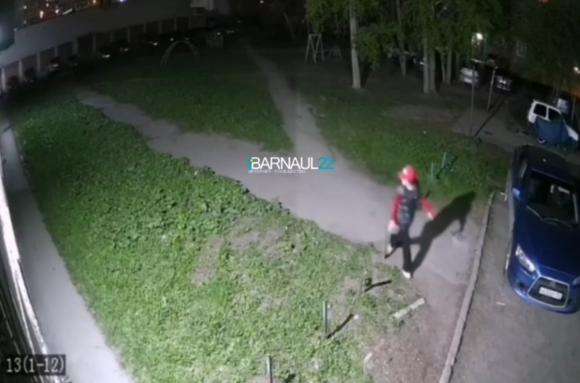 В Барнауле подростки кидают камни в машины