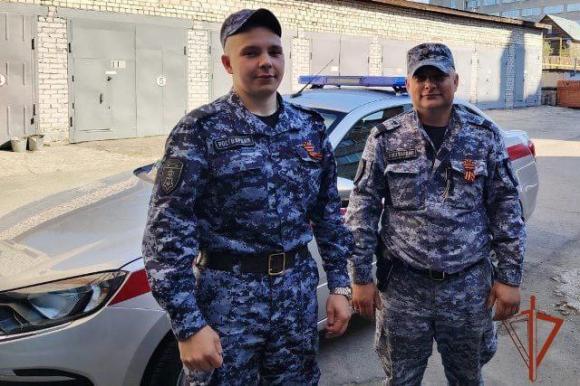 Дезориентированного дедушку нашли на улице Барнаула росгвардейцы