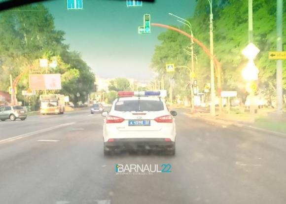 В Барнауле автоинспекторы помогли доставить в больницу ребенка с травмой головы