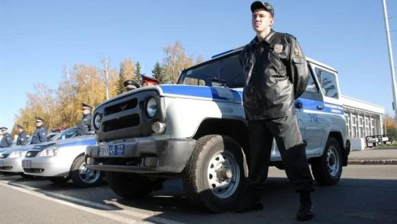 Житель алтайского села пытался изнасиловать девочку, а при задержания напал на полицейских