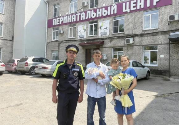 На Алтае автоинспектор помог оперативно доставить роженицу до роддома