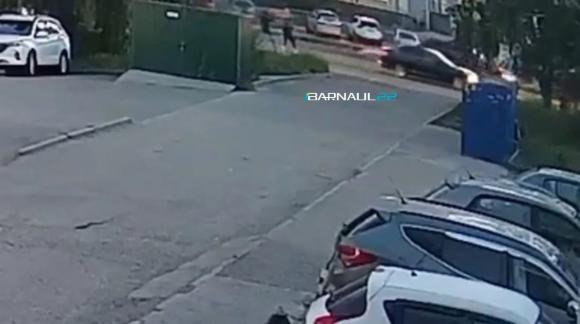 Неизвестные в масках «обстреляли» черный джип на Попова