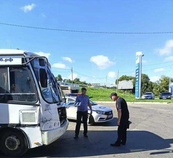 Водителя без прав и массу нарушений выявили полицейские в общественном транспорте Барнаула