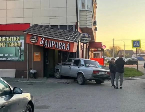 Водитель ВАЗа заехал в «Заправку» на Коммунаров