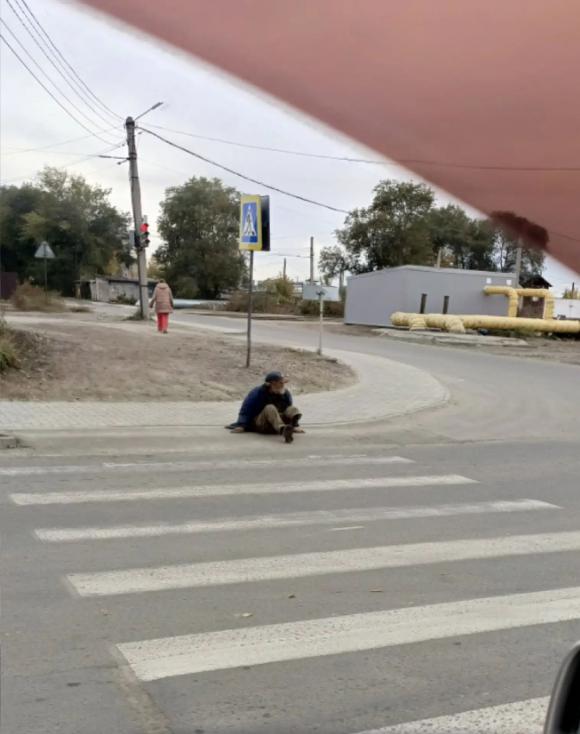 Бийчанин-инвалид, которому подарили коляску, снова ползает по улицам города