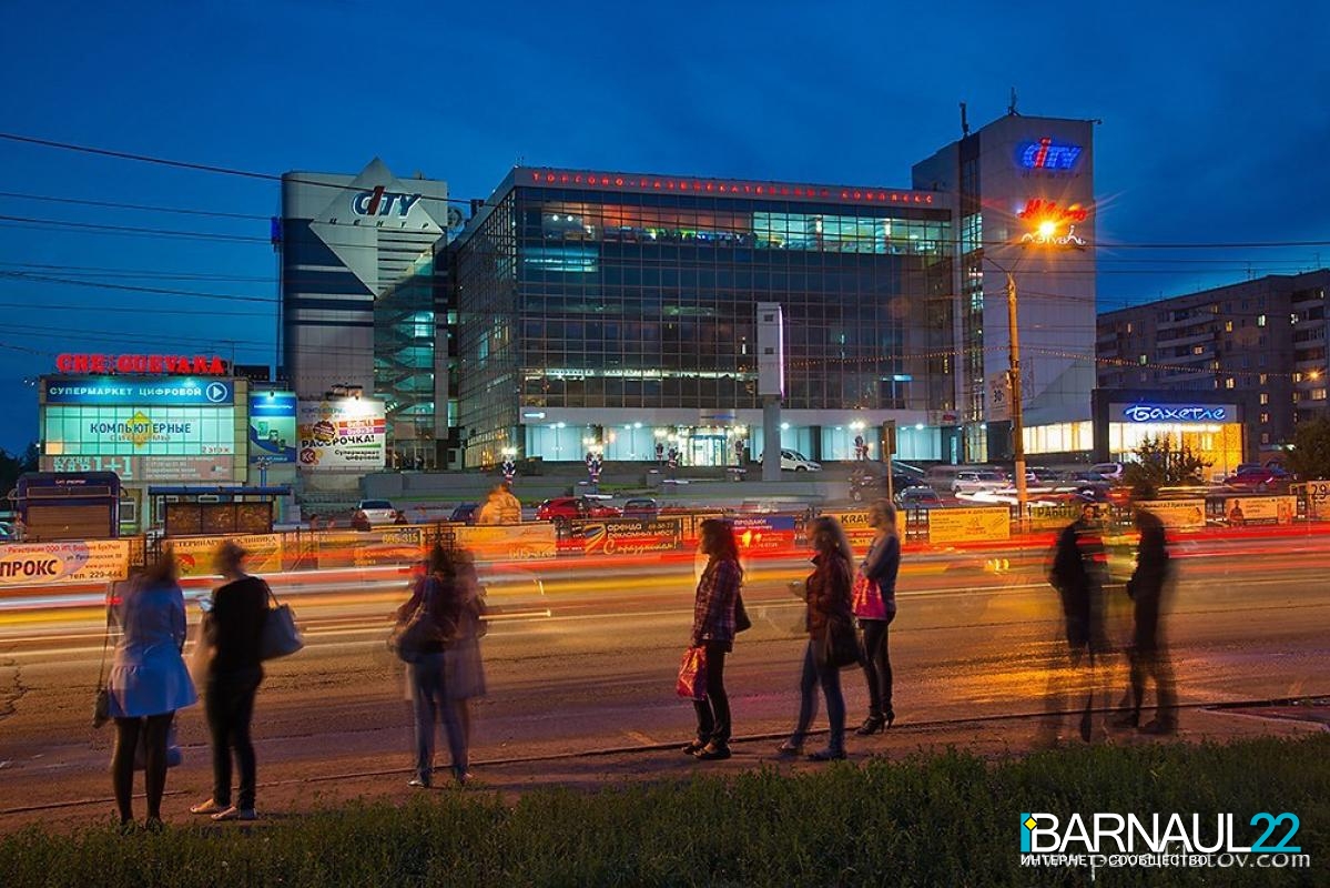 По часам в барнауле на сегодня. Барнаул ночью. Вечерний Барнаул. Барнаул ночью фото. Ночной Барнаул гелакси.
