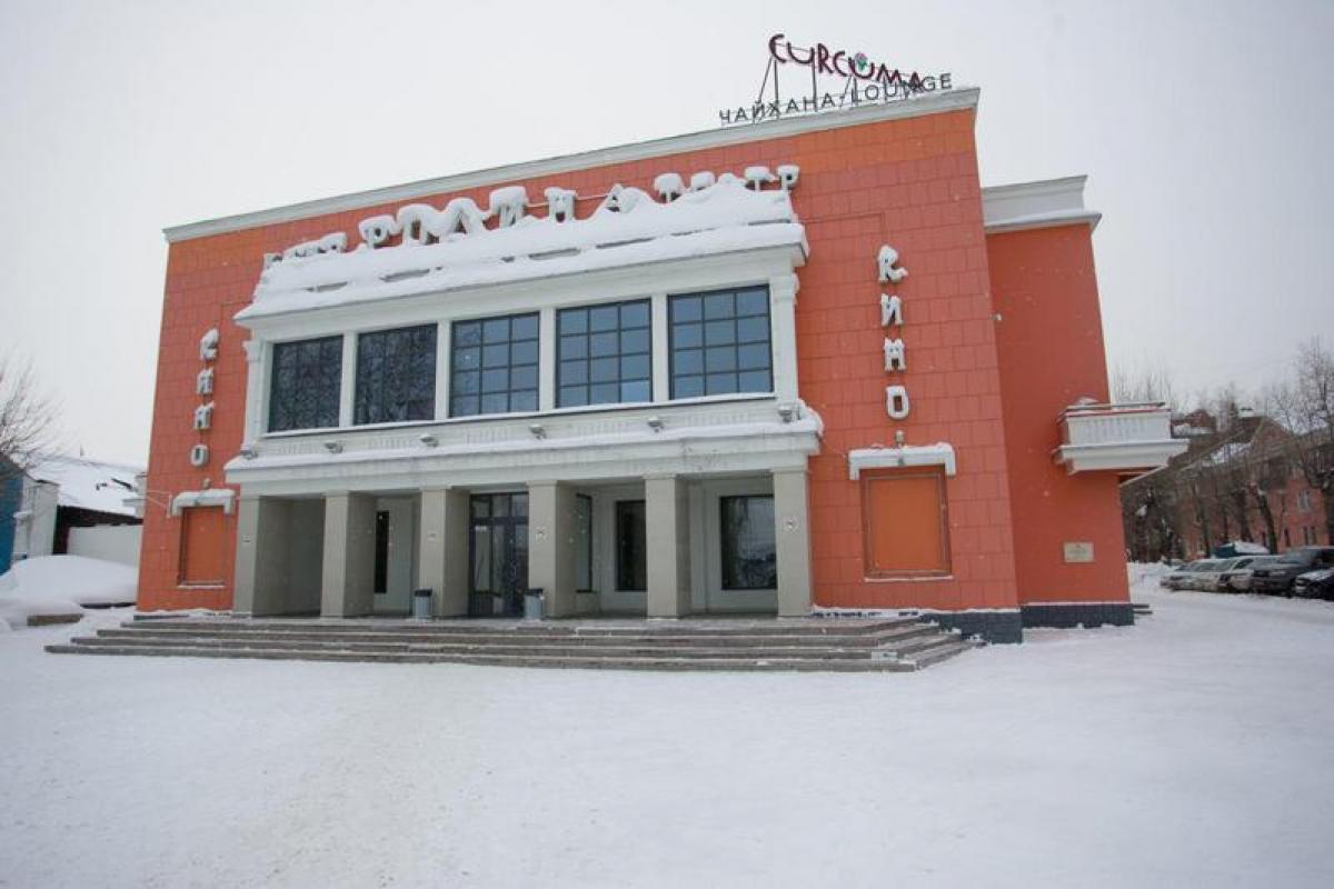Кинотеатры барнаула работают. Кинотеатр Родина Барнаул. Кинотеатр Россия Барнаул. Кинотеатр мир Барнаул. Барнаул здание кинотеатра Родина.